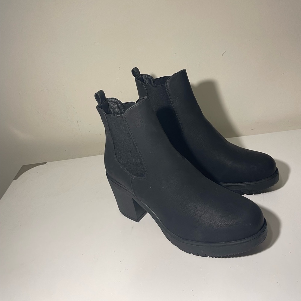 BLACK BOOTIES